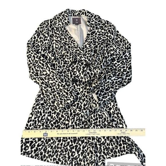 Women’s Forever 21 White Black Grey Medium Animal Print Jacket EUC - Picture 6 of 8